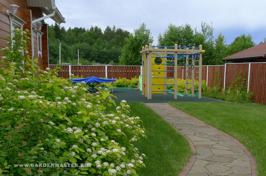 Детская площадка на садовом участке